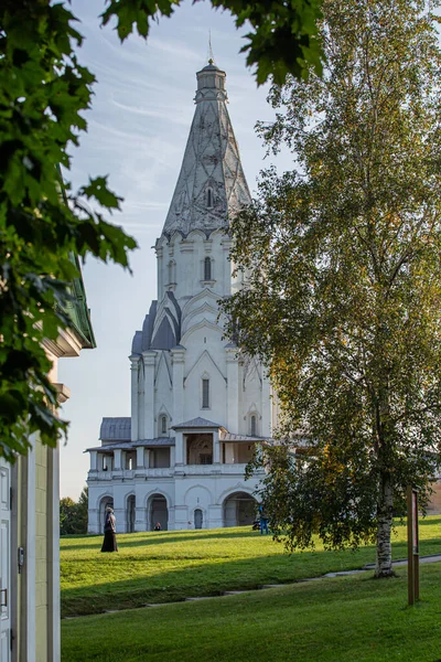 2020 モスクワ ロシア コロマンスコエの昇天教会を背景に公園を歩く観光客 — ストック写真