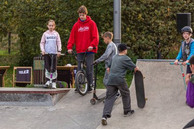 27.09.2020, Moskova, Rusya. Parkta bisiklete binen genç bir çocuk. Gençlerin ekstrem sporları eğitimi.