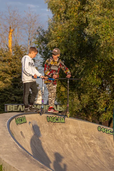 2020 Moscow Russia Group Teenager Boys Skateboarding Scooter Riding Park — Stock Photo, Image