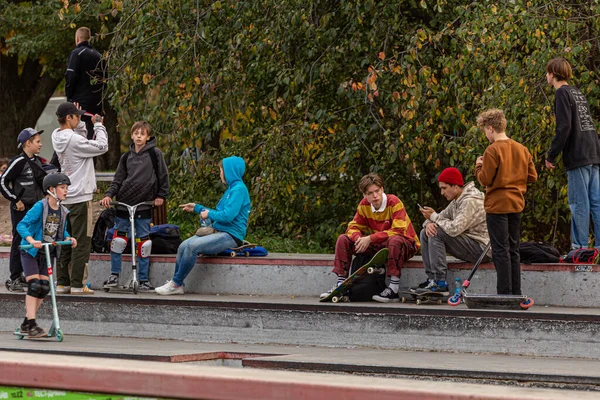 2020年9月27日 俄罗斯莫斯科 在溜冰场休息的一群青少年 — 图库照片