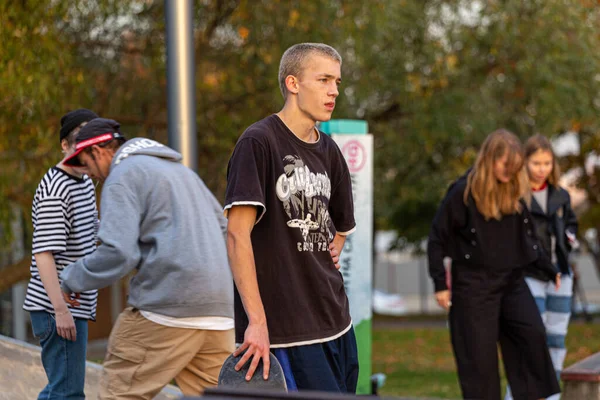 2020 Moscow Ruslandeen Tienerjongen Met Zijn Skateboard Rollerdrome Actieve Levensstijl — Stockfoto