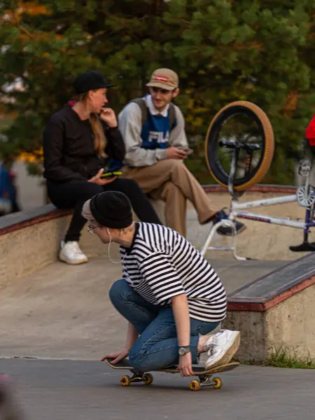 2020 Moscow Russia Teenager Girl Skateboarding Park Study Skateboarding — Stock Photo, Image