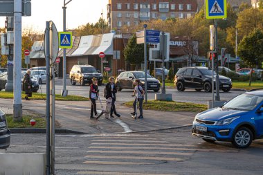 02.10.2020, Moskova, Rusya. Bir grup yaya geçitten karşıya geçecek..