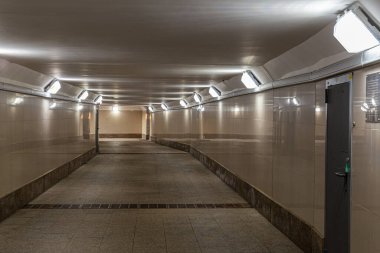 Alt geçidin iç kısmının perspektifi. Moskova şehir manzarası.