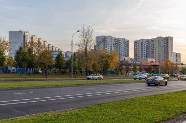 02.10.2020, Moskova, Rusya. Gün batımında yolda nakliye.