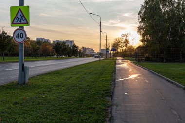 02.10.2020, Moskova, Rusya. Gün batımında yolda nakliye.
