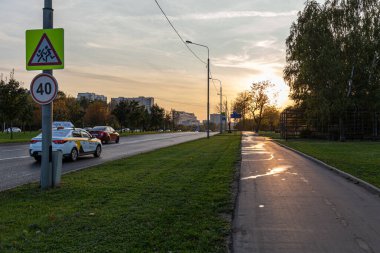 02.10.2020, Moskova, Rusya. Gün batımında yolda nakliye.