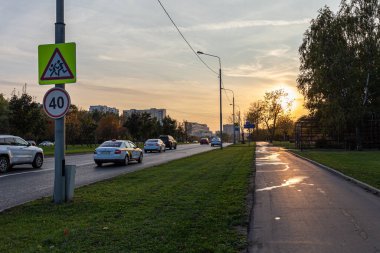 02.10.2020, Moskova, Rusya. Gün batımında yolda nakliye.