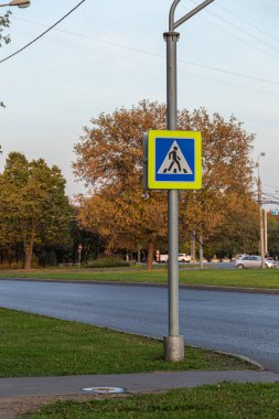 02.10.2020, Moskova, Rusya. Yaya geçidinde yol tabelası. Akşamları Moskova 'da dolaşmak.