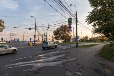 02.10.2020, Moskova, Rusya. İnşaatın arka planında taşımacılık.