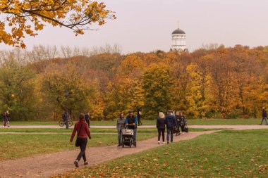 11.10.2020, Moskova, Rusya. Bir grup insan sonbahar tarihi parkında dolanıyor..