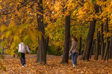 13.10.2020, Moskova, Rusya. Düşen tarihi parkta oynayan kızlar.