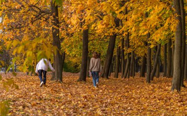 13.10.2020, Moskova, Rusya. Düşen tarihi parkta oynayan kızlar.