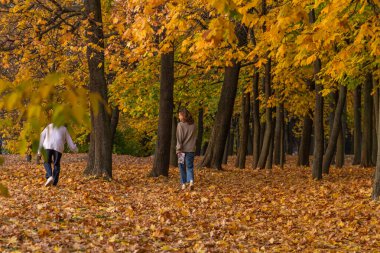 13.10.2020, Moskova, Rusya. Düşen tarihi parkta oynayan kızlar.