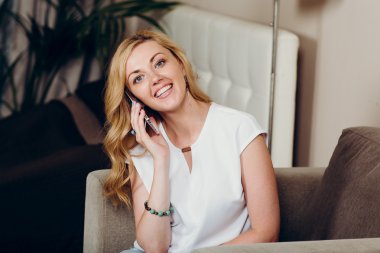 pozitif sarışın kız