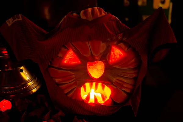 暗闇の中で恐ろしいジャックの顔をしたハロウィンカボチャの頭のランタン — ストック写真