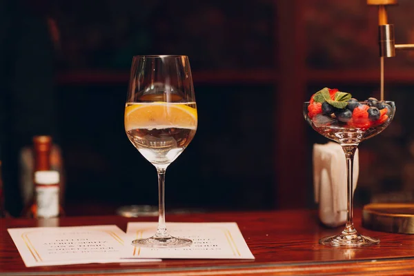 Κοκτέιλ με λεμόνι σε ποτήρι στο μπαρ γραφείο με μενού — Φωτογραφία Αρχείου