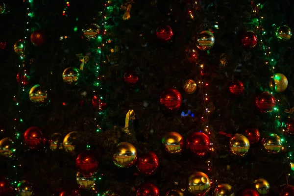 Noel ağacında asılı kırmızı ve sarı Noel balosu süslemesi.