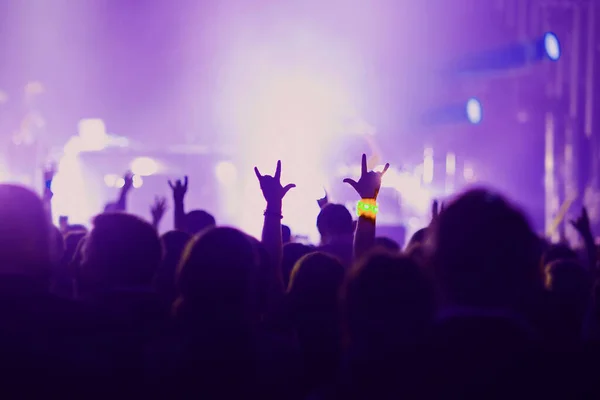 Άτομα με τα χέρια ψηλά στη σκηνή για την εκδήλωση συναυλία ψυχαγωγίας κόμμα. — Φωτογραφία Αρχείου