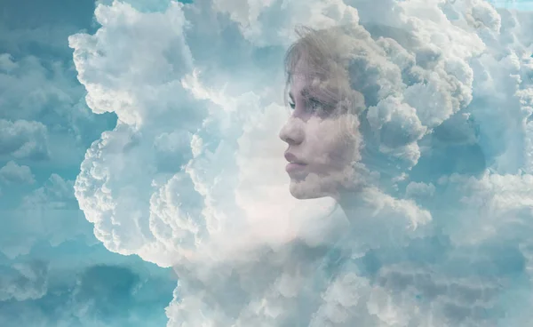 Mavi gökyüzündeki doğa ve bulutlar genç çekici bir kadının güzelliğiyle birleşir. Sağlık kavramı.