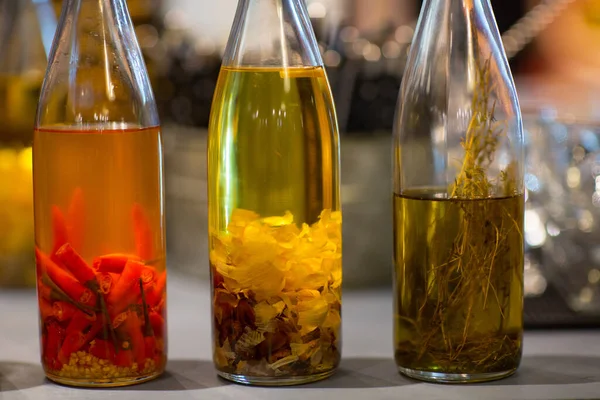 Olívaolaj fokhagymás, pirospaprikás és rozmaringos üvegben az asztalon a pizzériában — Stock Fotó