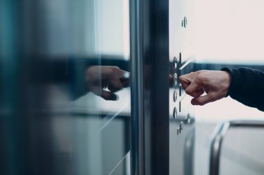 Koronavirüs pandemik covid-19 karantina konsepti sırasında işaret parmağı düğmesine bas