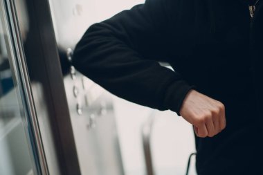 Coronavirus pandemik covid-19 karantina konsepti sırasında düğmeye basılı tutun.