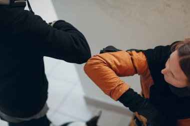 Coronavirus COVID-19 'un dirsek tebriği. Yeni normal.