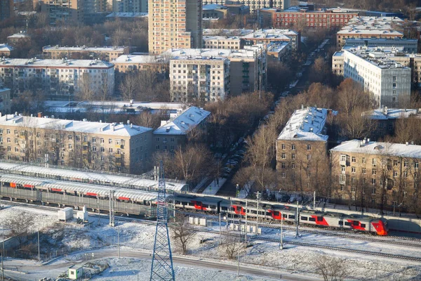 Вид с высоты птичьего полета на городской поезд в Москве, Россия — стоковое фото