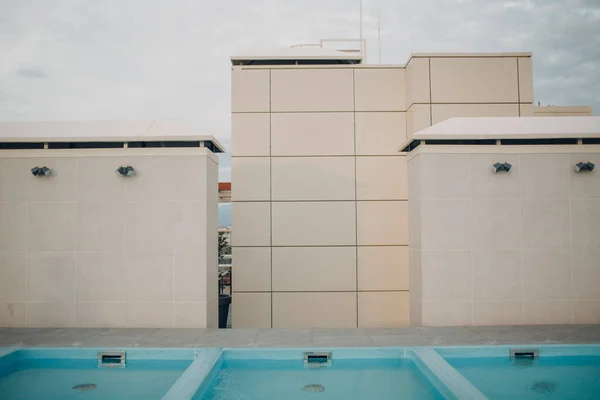 Haus Architektur Pool mit Wasser umgeben Wand Gebäude — Stockfoto