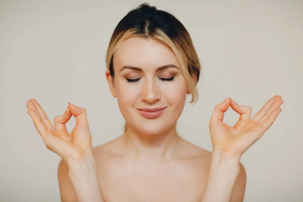 Inner peace and yoga, zen, meditation concept. Smiling young adult woman practicing yoga indoor and show okay sign mudra with both hands — Stock Photo, Image