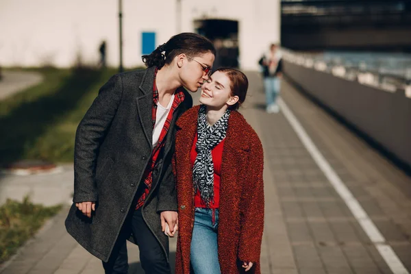 Kaukasisches junges Paar läuft am Valentinstag auf der Straße — Stockfoto