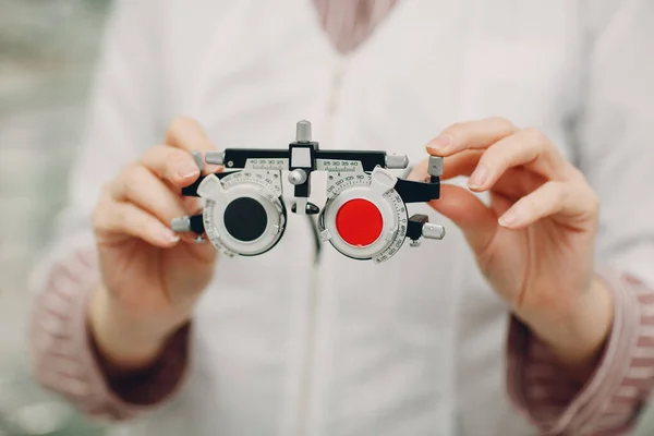 Optometrist red blue diopter in optician ophthalmologist hands — Stok Foto