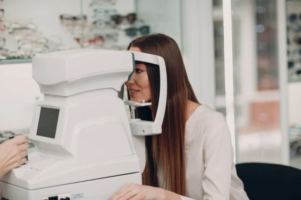 안과 진단을 하고 있는 한 여자와 환자 가레 프랙탈 미터 법으로 시력 검사를 한다 — 스톡 사진