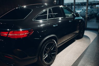 ABD - New York, 19 Mart 2019: Yeni modern Mercedes Benz AMG GLE 63 S 4MATIC bayilik salonunda