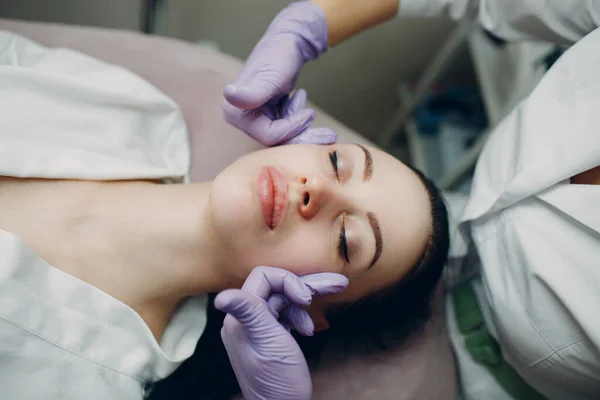 Mulheres jovens recebendo tratamento de massagem facial no salão de beleza spa — Fotografia de Stock