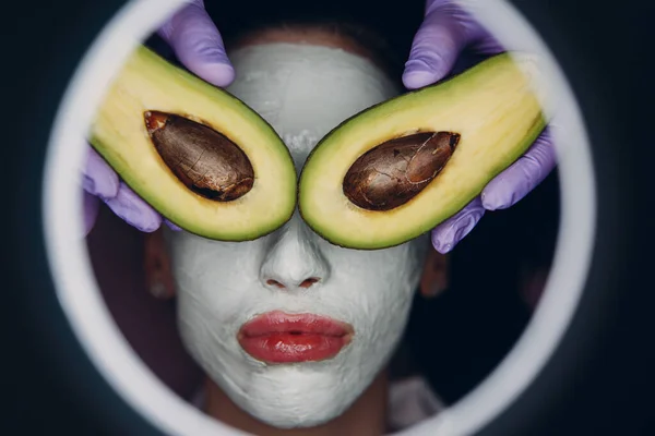 年轻漂亮的女人在温泉美容院里戴着鳄梨面罩 — 图库照片