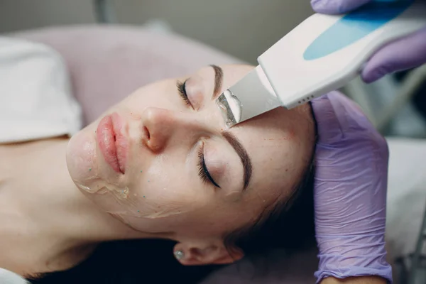 Mulher recebendo terapia de limpeza com um equipamento ultra-sônico profissional em spa de beleza cosmetologia — Fotografia de Stock