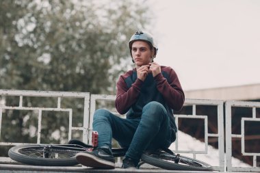 Bmx motorsikletli profesyonel genç Bmx sporcusu kaykay pistinde.