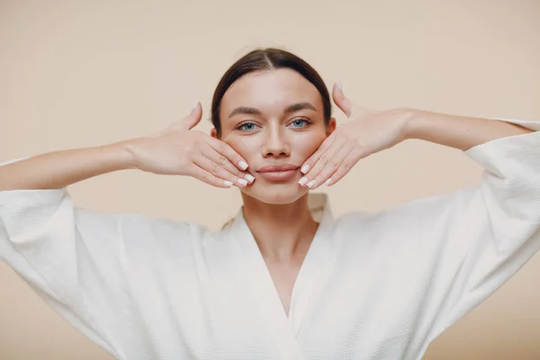 Młoda kobieta robi budując twarz gimnastyka masaż twarzy i odmładzające ćwiczenia dotykające ust — Zdjęcie stockowe