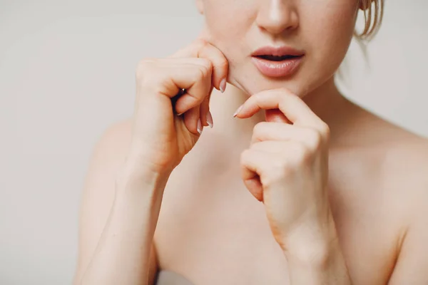 Jovem adulto fazendo ginástica facial auto-massagem e exercícios rejuvenescedores construção facial para levantamento de pele e músculos — Fotografia de Stock