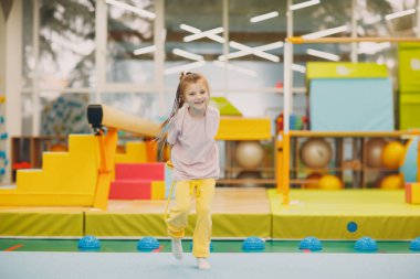 Anaokulunda ya da ilkokulda beden eğitimi dersinde ip atlama egzersizi yapan çocuklar. Çocuklar spor ve spor konsepti.
