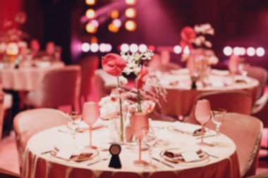 Lokantadaki romantik akşam yemeği pembe dekor masası. Bulanık bokeh arkaplanı