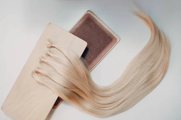Мікро бісер Нано кільце Розширення людського волосся на білому тлі — стокове фото