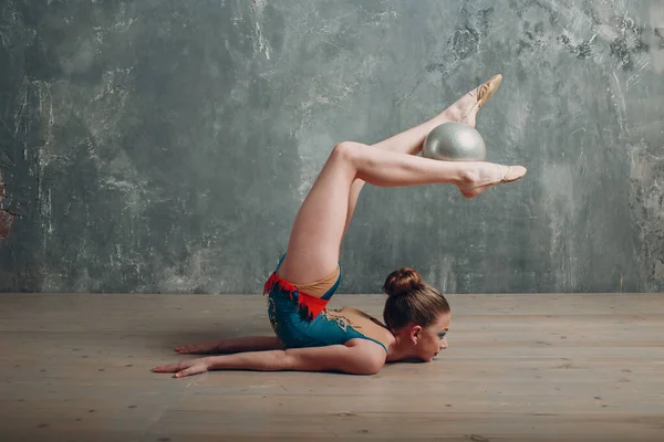 Jong meisje professionele gymnaste vrouw dans ritmische gymnastiek met bal in studio — Stockfoto