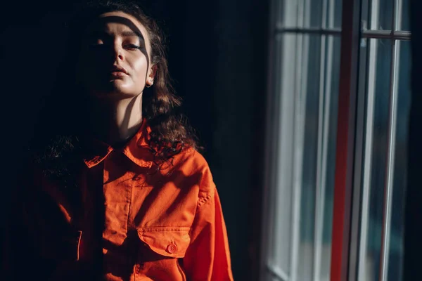 Joven morena rizada mujer en traje naranja. Mujer en mono colorido retrato. — Foto de Stock