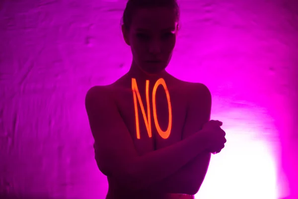 Jovem mulher adulta com palavra NÃO em seu corpo — Fotografia de Stock