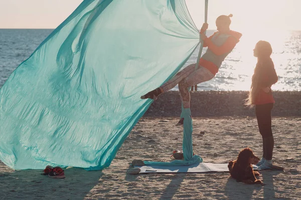Yoga aereo sulla spiaggia. Donna sana. — Foto Stock