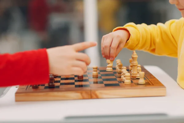 Niños pequeños jugando al ajedrez en kinder garten o escuela primaria — Foto de Stock