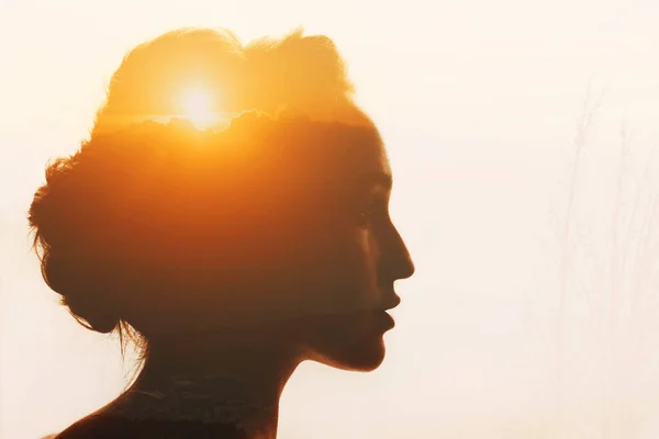 Wanita dengan matahari terbenam dan awan di luar kepalanya. Konsep pengendalian diri dan perbaikan diri — Stok Foto